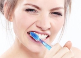 правильно чистить зубы